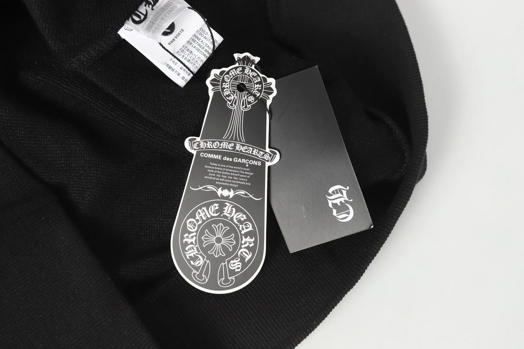 P230 Cross-border model, please do not place an order if you are pursuing quality - Chrome Hearts/Chrome Hearts basic horseshoe Sanskrit printed hooded sweatshirt - High weight, high density and high quality. The wool is soft, delicate and skin-friendly. Soft and silky to the touch. Excellent warmth and skin-friendly properties. - Custom-woven and custom-dyed, no color difference. No matter the fabric or workmanship details, it beats the ordinary version on the market. - Hardware zipper accessories are all customized, full of details - Color: black white - Size: S M L XL